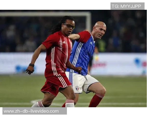 足球戴维斯:从绿茵场到人生舞台的传奇旅程与奋斗故事 足球戴维斯:从绿茵场到人生舞台的传奇旅程与奋斗故事